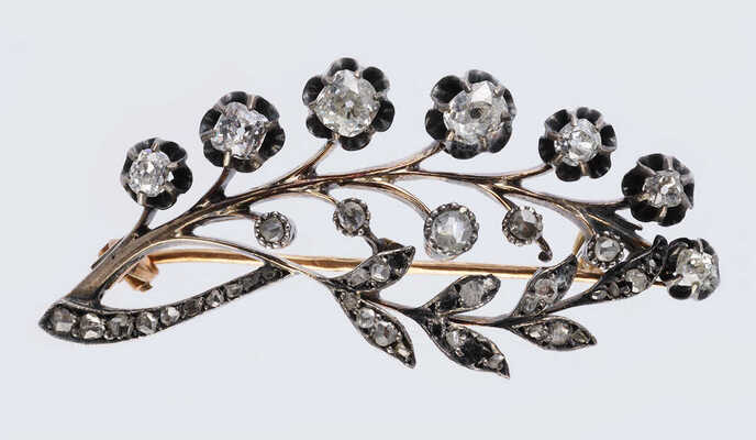 Брошь из золота (по клейму 56), общим весом 8,51 грамма, содержит природные вставки из бриллиантов